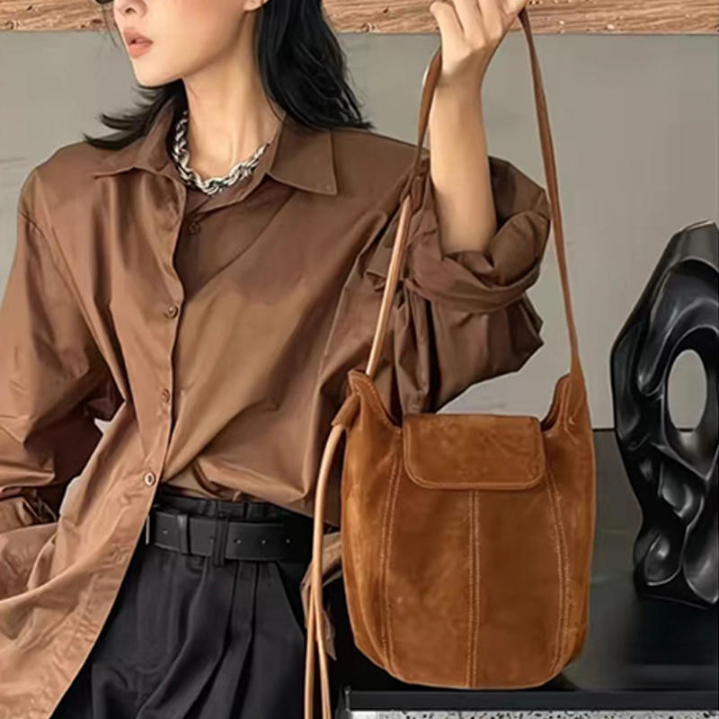 Interior Design High End - Torebka typu bucket bag z matowego